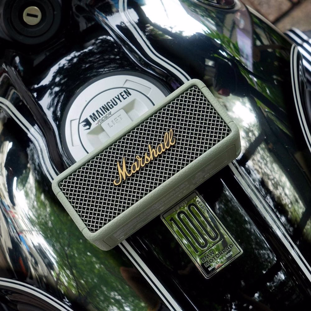 Портативна колонка Marshall Emberton III Sage на сидінні мотоцикла